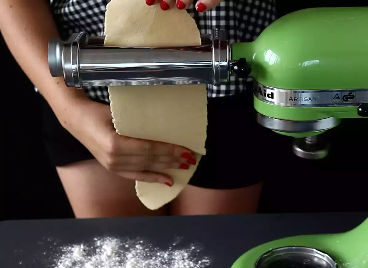 4. Razvaljajte testo