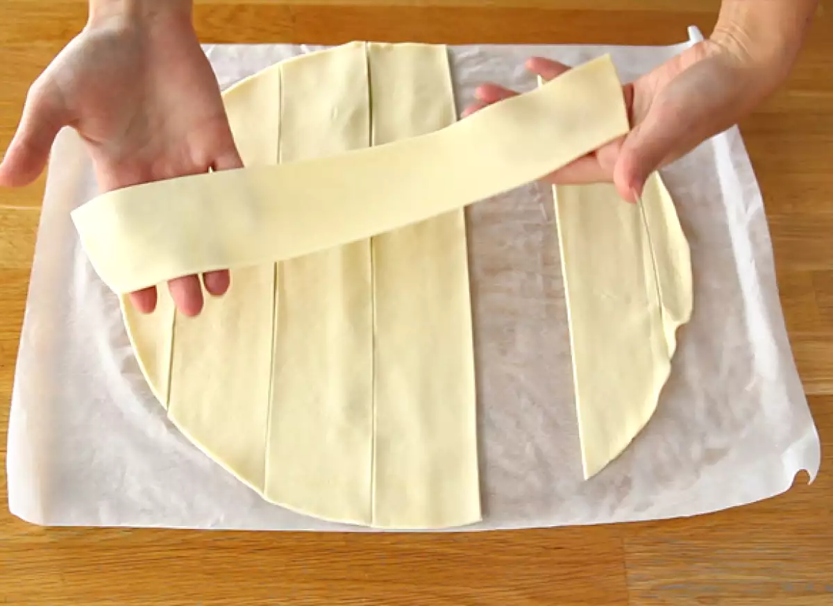 Korak 2: Trakovi iz listnatega testa in plast marmelade