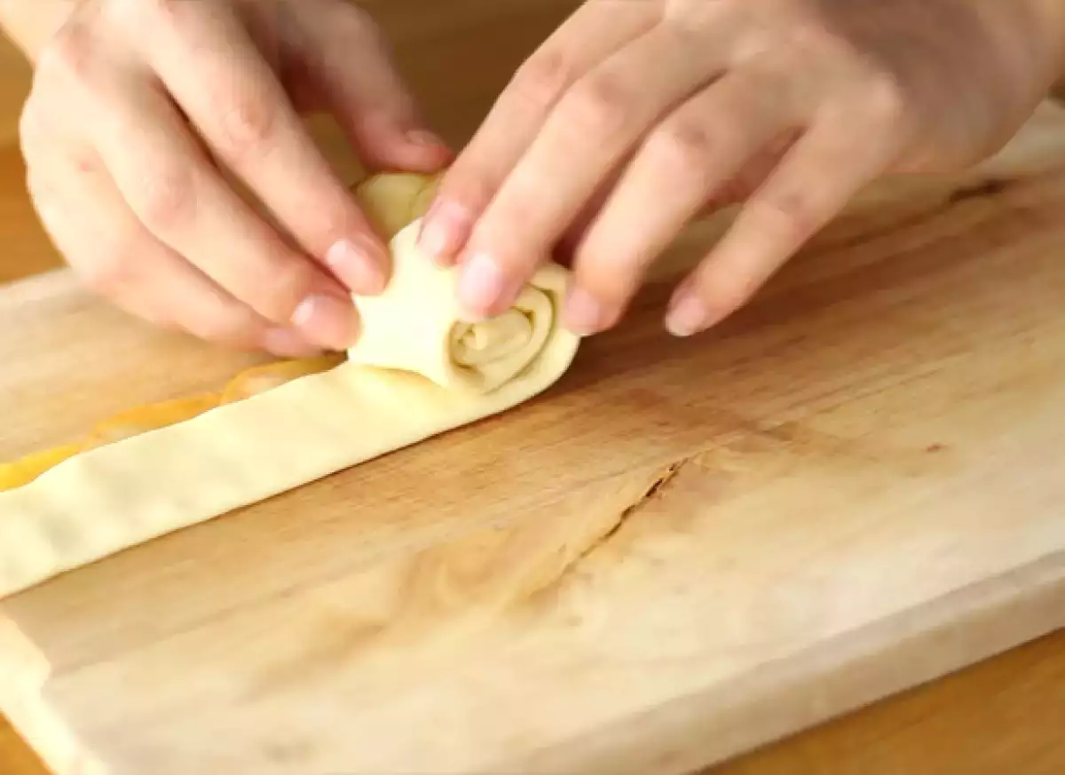 4. korak: Zložite in zvijete, da oblikujete vrtnico.