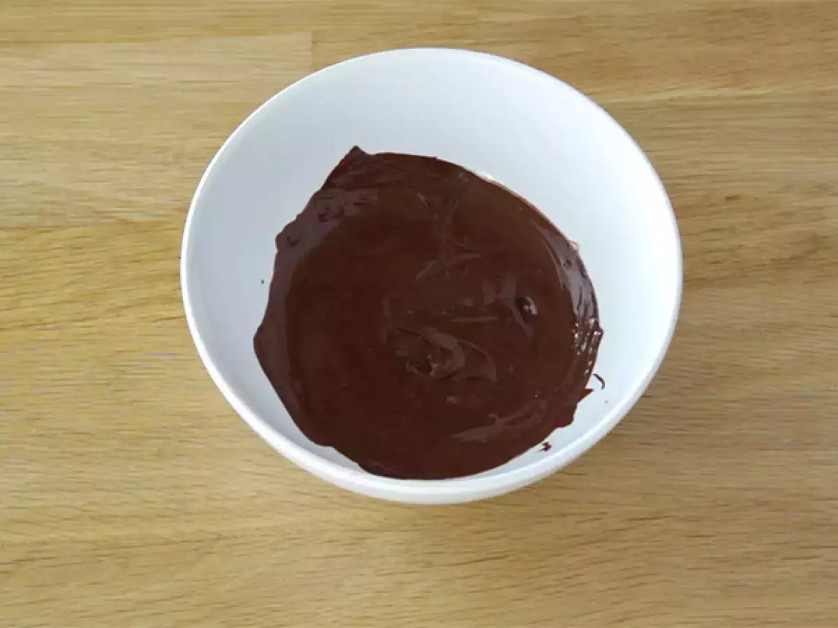 Korak 1: Sesekljajte čokolado in jo stopite.