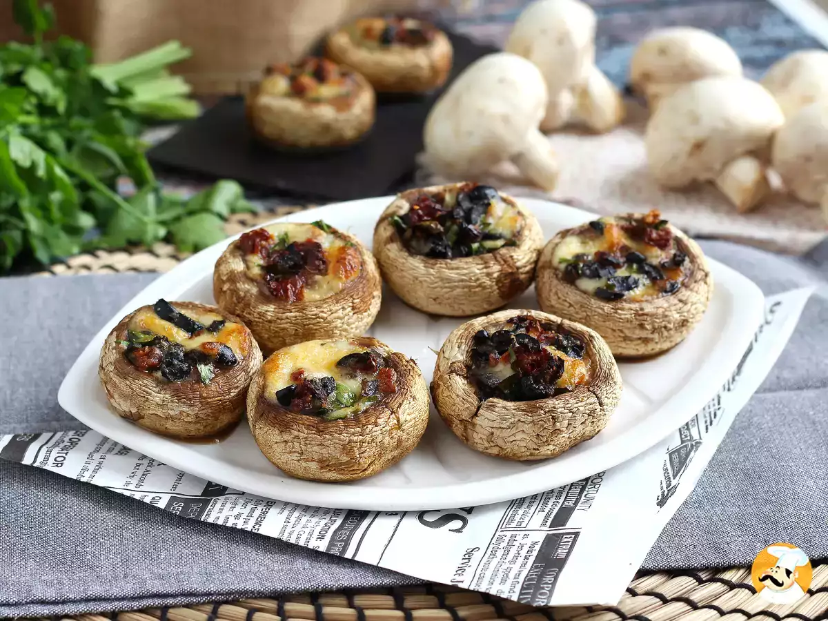7. Gobe Champignon z mocarelo, olivami in posušenim paradižnikom