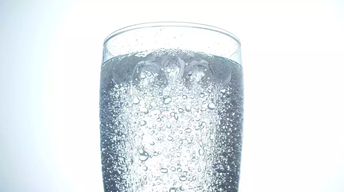 Videti je bolj zdrava kot gazirana voda, vendar lahko peneča voda moti vaš prebavni sistem, če ne upoštevate teh podrobnosti...