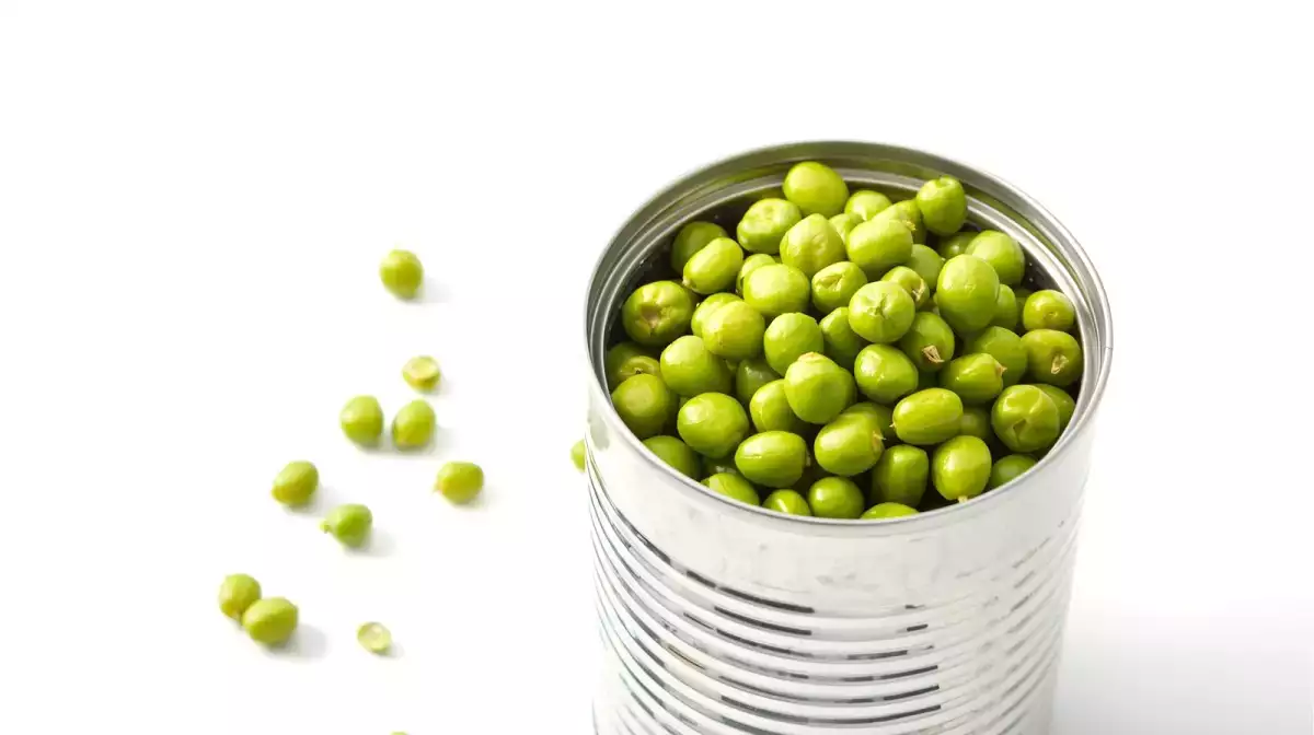 Brez odpirača za pločevinke, brez panike: ta nasvet za preživetje vam bo prihranil več kot eno večerjo!