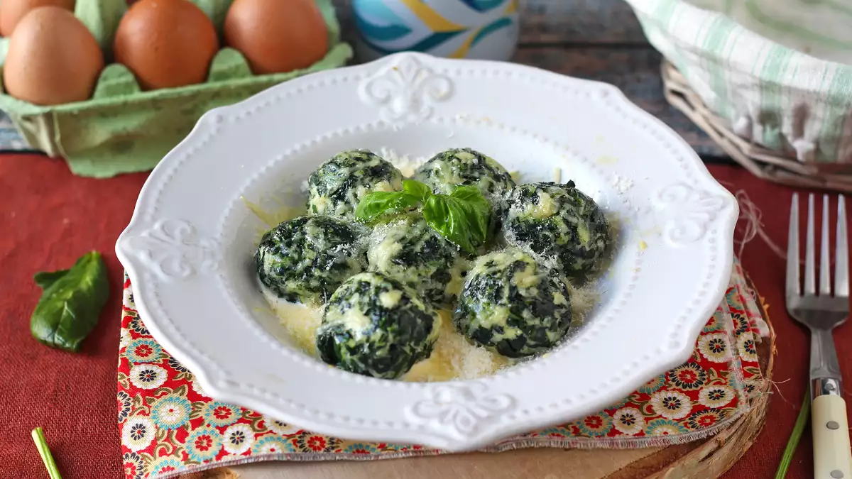 12 pečenih prazničnih jedi, ki jih je enostavno pripraviti vnaprej (in so vedno videti odlično na mizi)