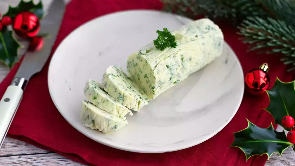 To božično začinjeno maslo je preprosto za pripravo in spremeni vsako jed za večerjo.