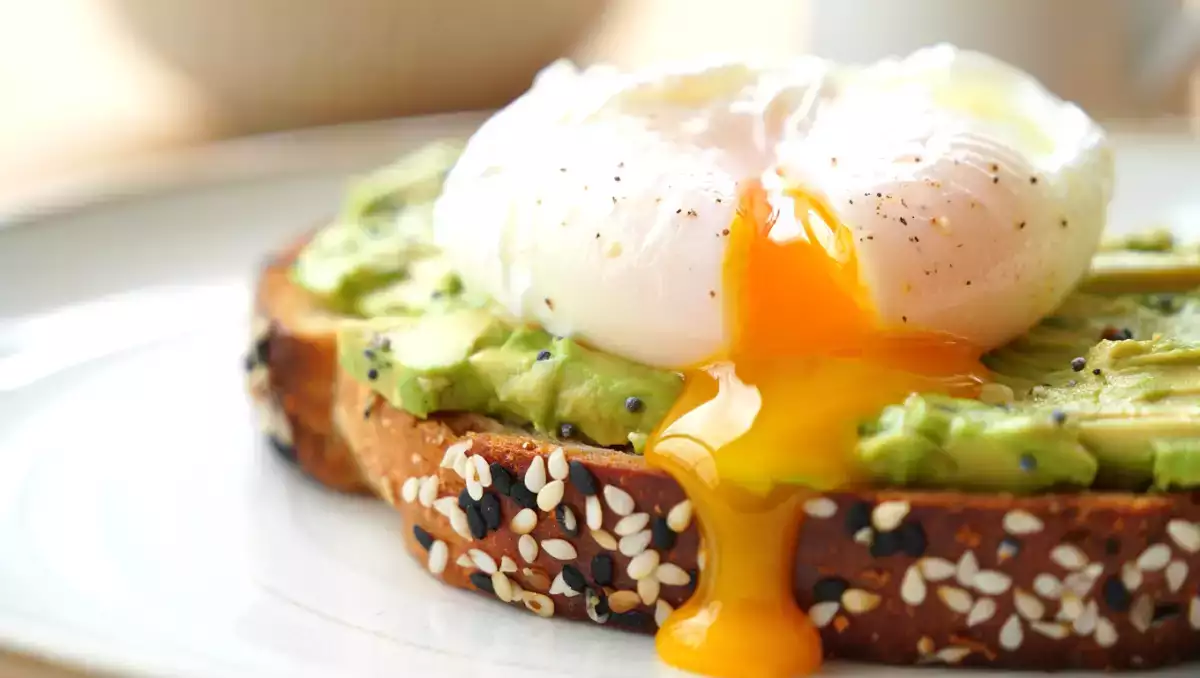 Preprosta tehnika za popolna poširana jajca