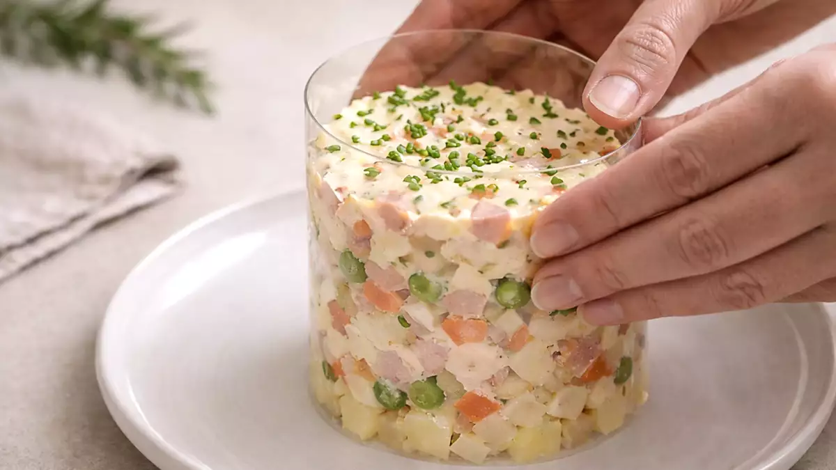 Brez obroča za polaganje in z gosti: trik, ki prihrani predstavitev jedi (z nečim, kar že imate doma).