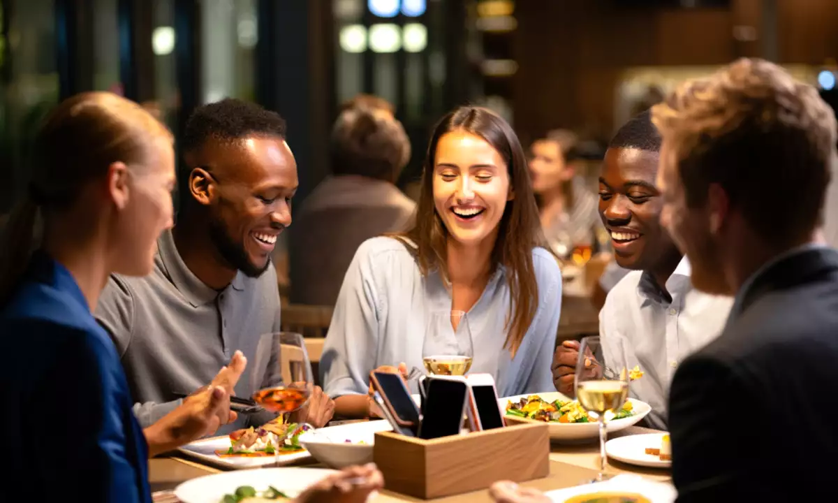 Vse več restavracij se odloča za prepoved uporabe telefona: kaj se v resnici zgodi strankam?