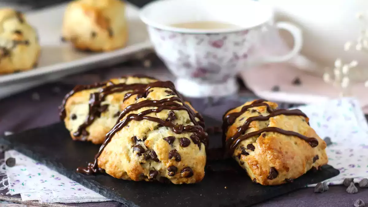 4 angleške sladkarije, ki spremljajo čaj ob petih in potujejo naravnost v Anglijo