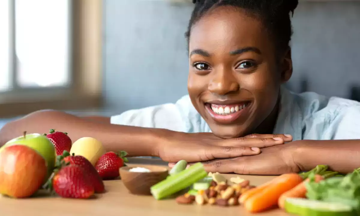 10 živil za bolj bele zobe: kaj zares jesti