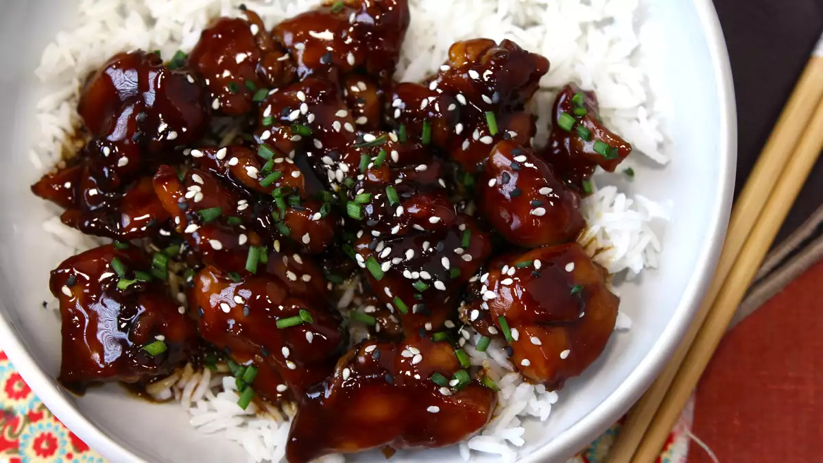 Če sojino omako uporabljate le za jakisobo, vam bo teh 33 receptov obrnilo glavo (in vaš tedenski jedilnik).