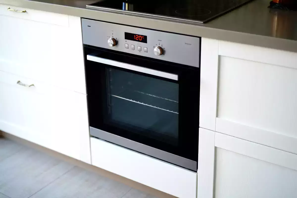 Zakaj izbrati pečico z ventilatorjem? Resnične prednosti pri vsakodnevni uporabi