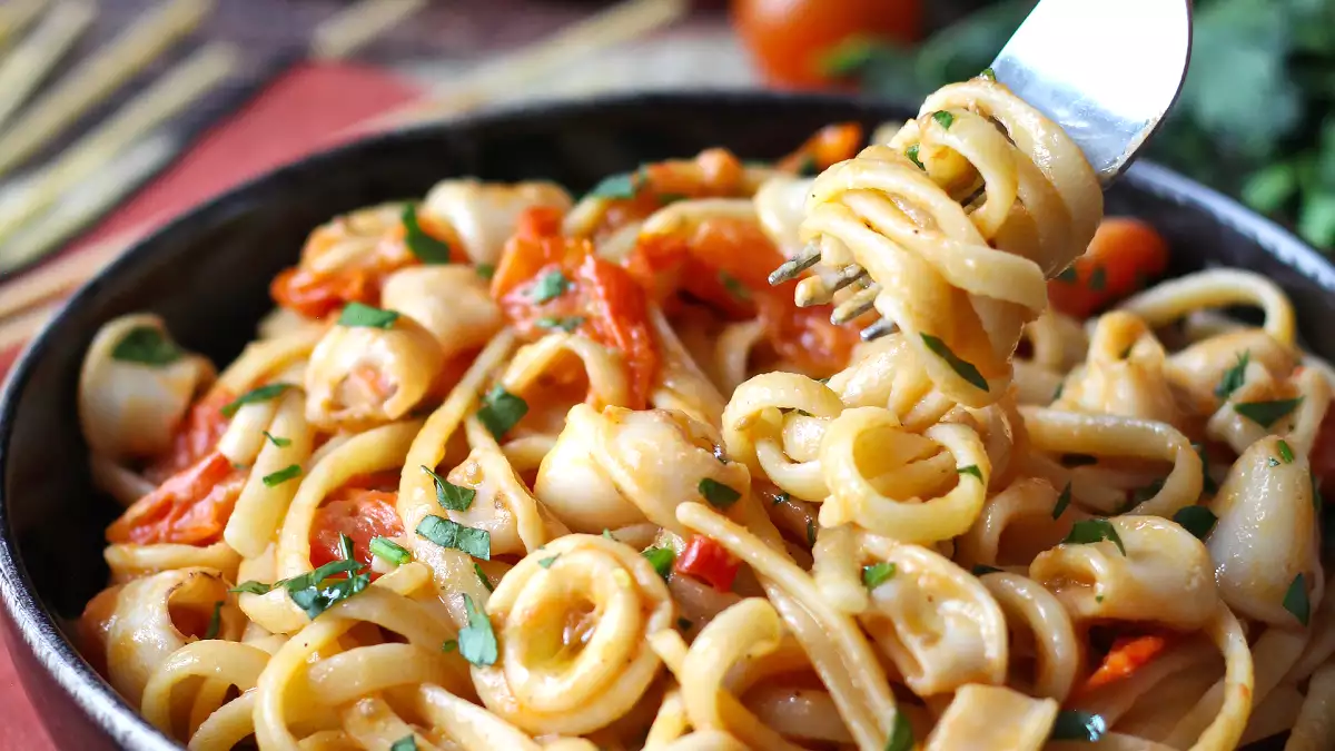 4 prve jedi z zamrznjenimi ribami, pripravljene v nekaj minutah: enostavni, okusni in pametni recepti, ki vam prihranijo kosilo in večerjo