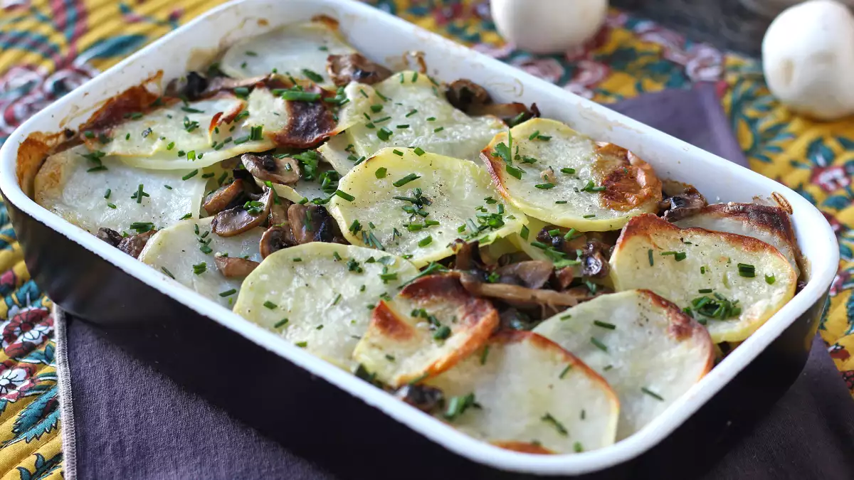 8 gratiniranih krompirjevih jedi, ki rešujejo vse obroke tedna v pečici, zračnem cvrtju in s sladkim krompirjem