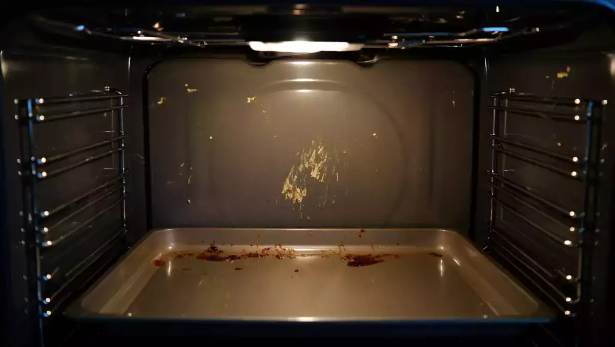 Ali je vaša pečica polna zagorele maščobe? Tukaj je preprost nasvet za čiščenje brez kemikalij.