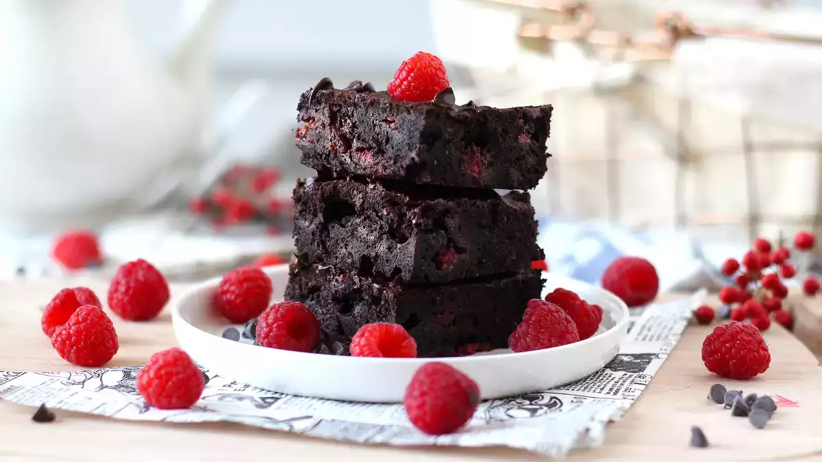 Paradoks izklopa pečice: 9 receptov, ki se še naprej kuhajo sami (in zakaj ta tehnika resnično deluje)