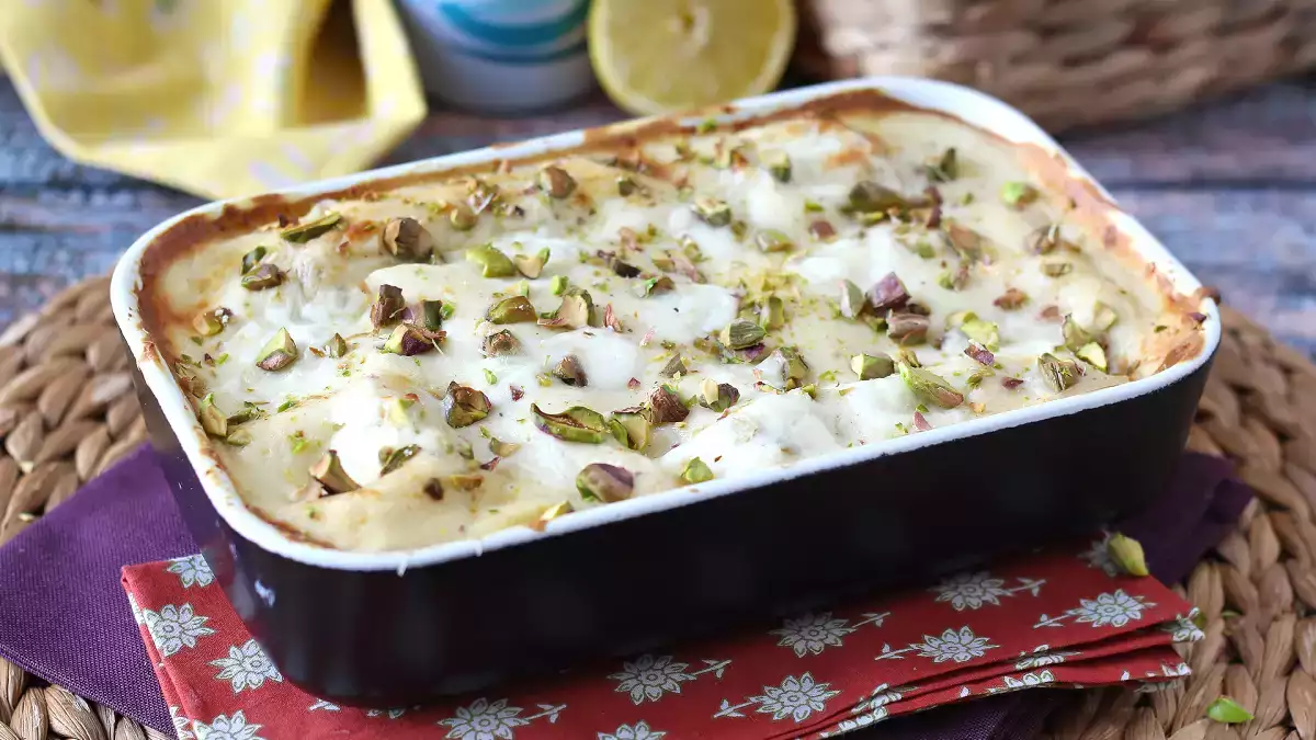 Lasagne di pesce: kremni recept z lososom, burrato in pistacijami, ki revolucionarno spreminja nedeljsko kosilo