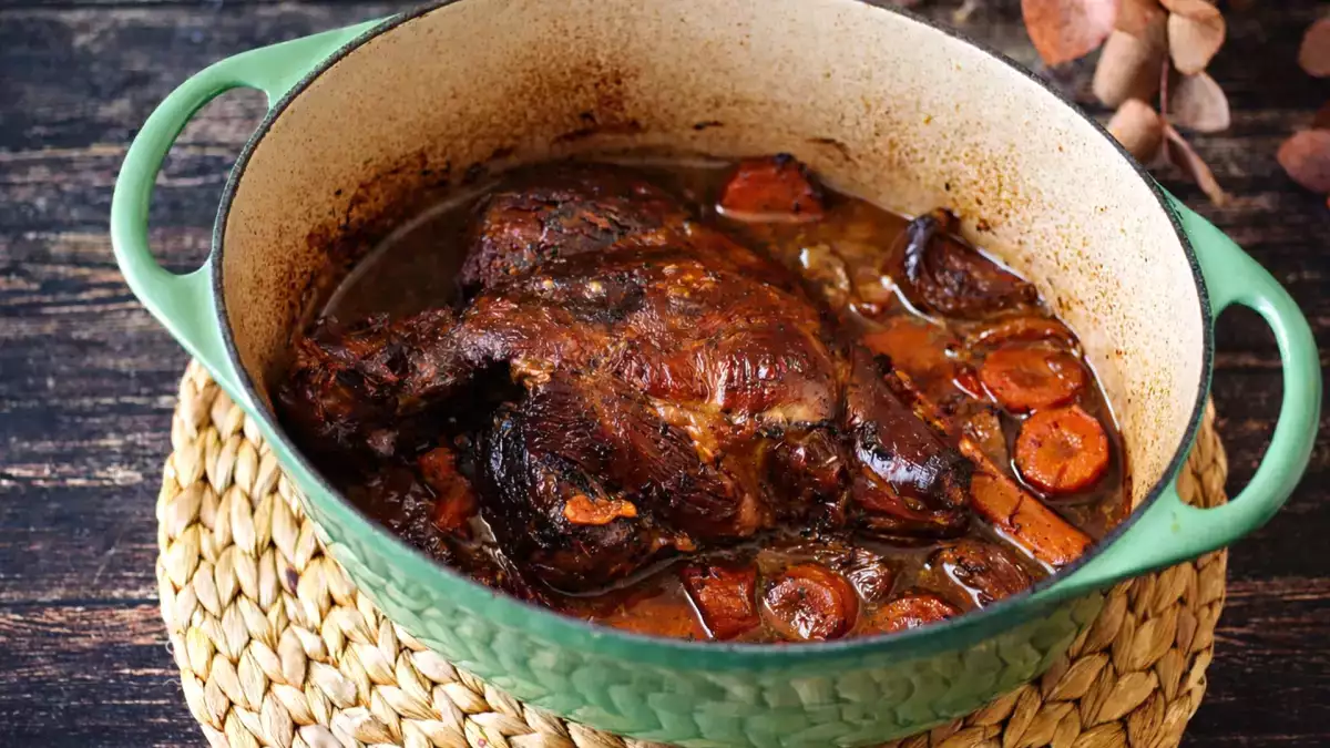 Kako pripraviti počasi pečeno jagnječje stegno: preprosta metoda za nežno in aromatično meso