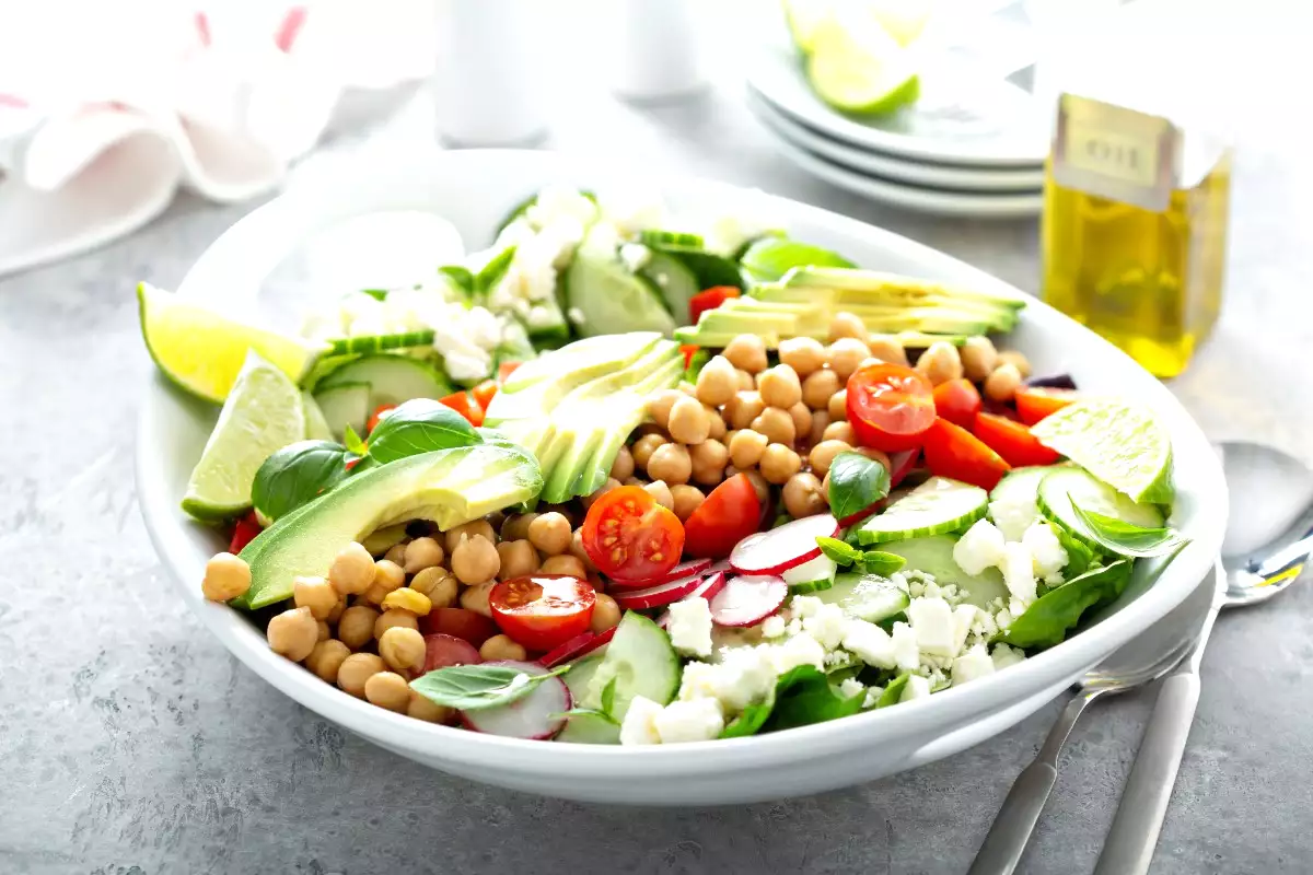 Zmanjšajte svoj želodec: ta solata, pripravljena v 10 minutah, pritegne pozornost strokovnjakov