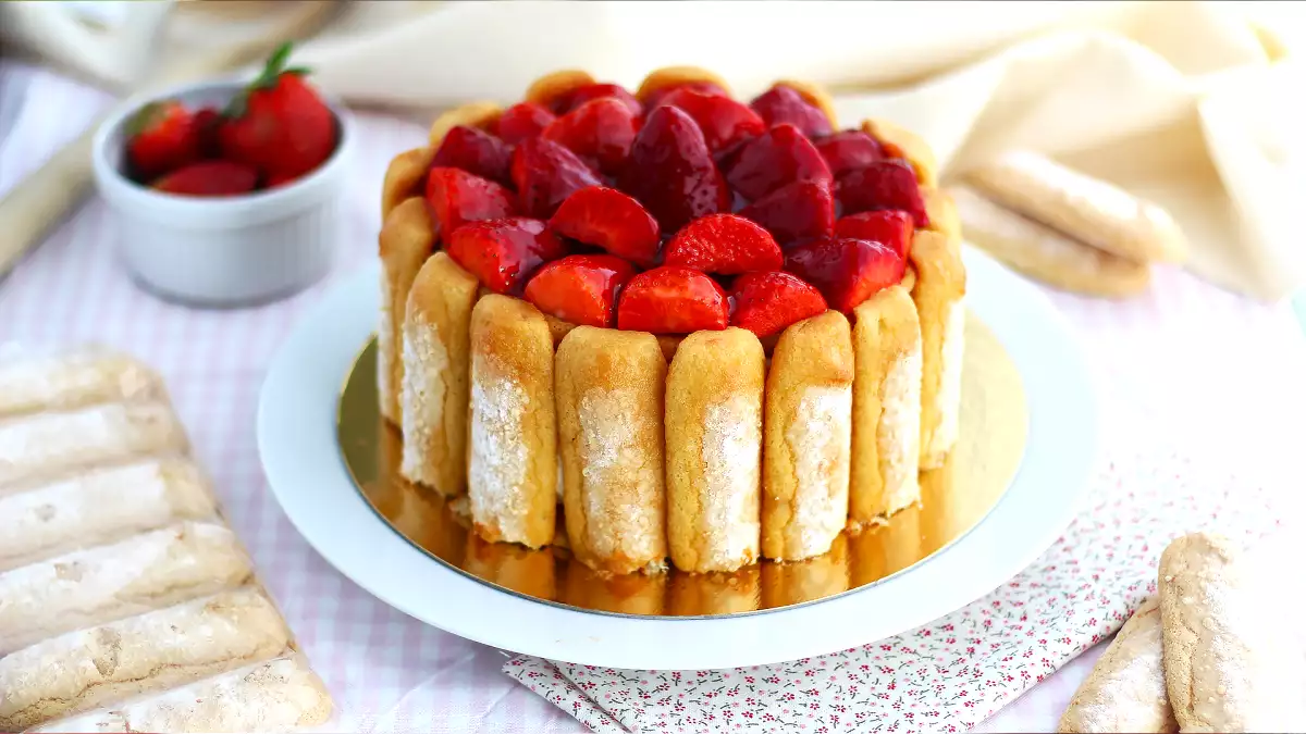 Ta preprosta jagodna charlotte je očitno naša najljubša pomladanska sladica!