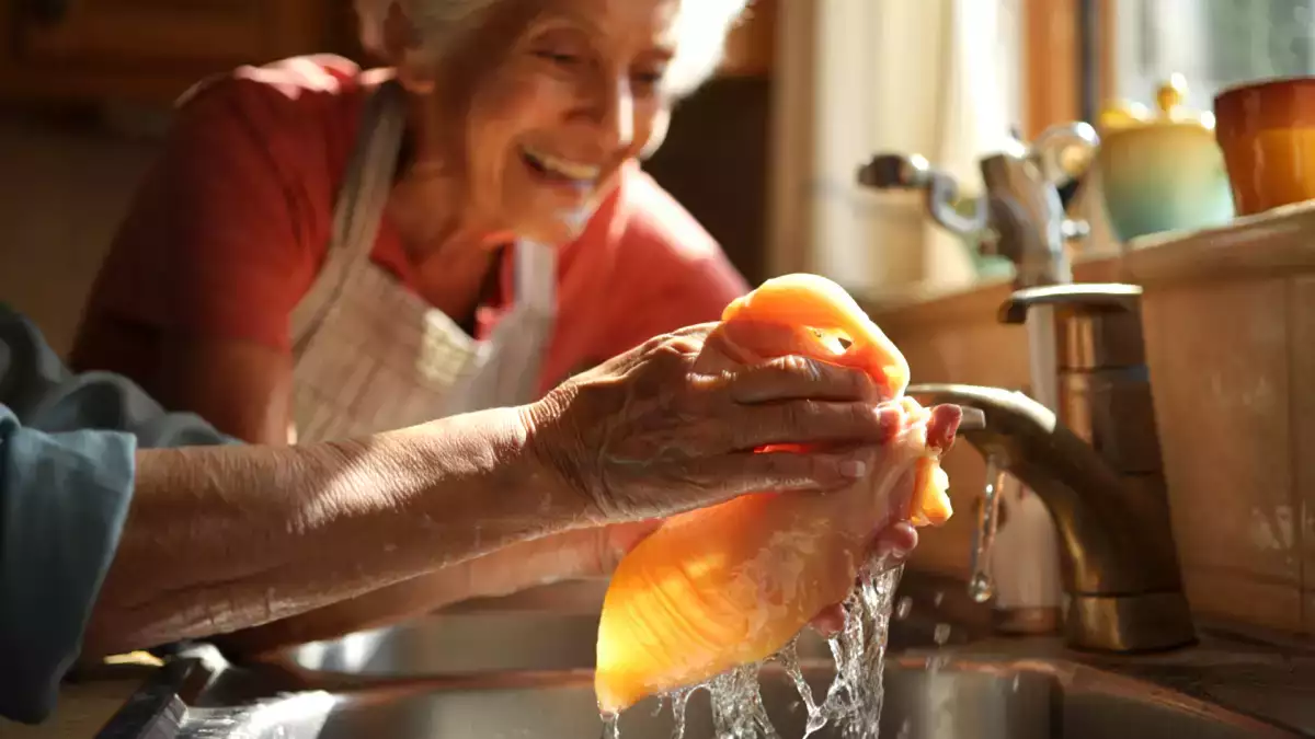 Ali morate piščanca pred kuhanjem res umiti? Resnica, ki vam je mama in babica nista nikoli povedali