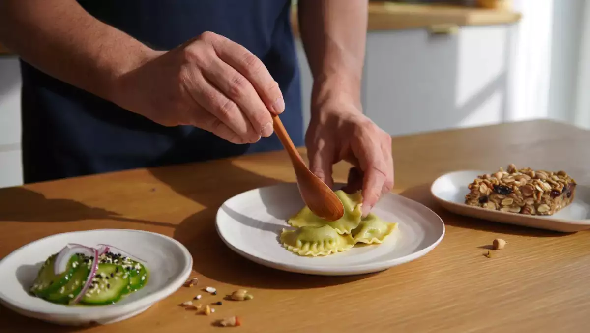 Dnevni meni, 24. april: osvežujoča japonska solata, slastni ravioli in zdrava müsli torta