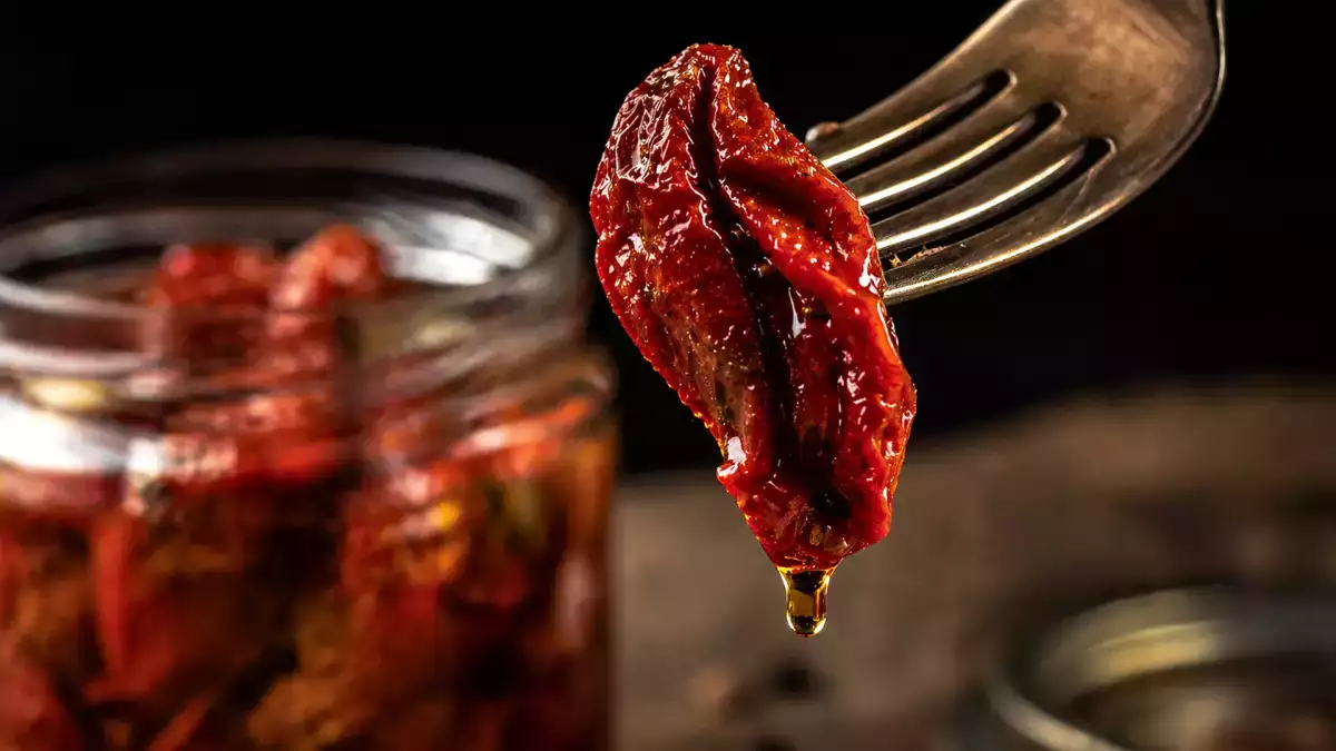 Suhi paradižniki v olju: koncentrat okusa v shrambi in 10 receptov, kako ga kar najbolje izkoristiti.