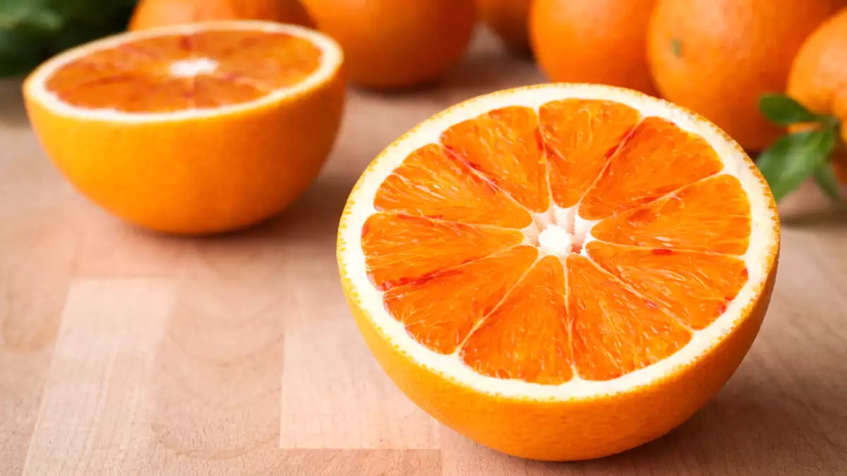 Bela folija na oranžni barvi ni naključje, njeni učinki pa so lahko presenetljivi.