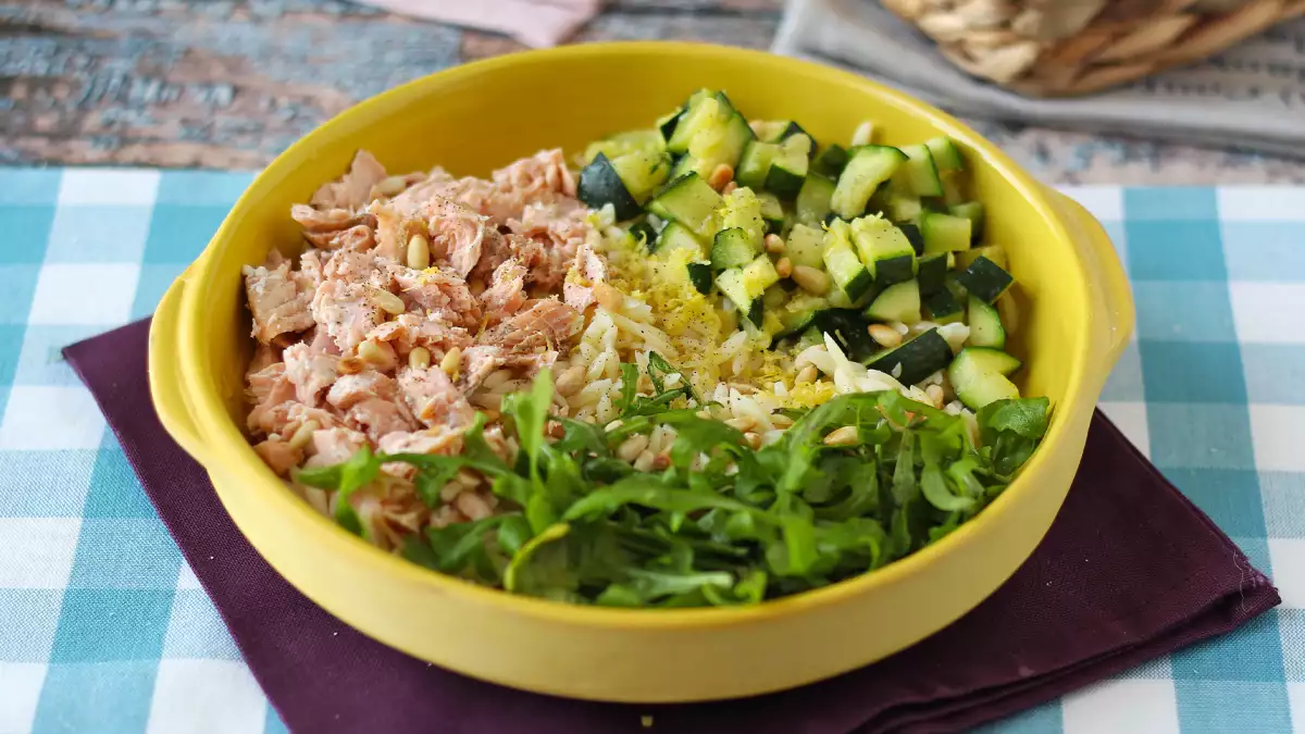 Orzo: kaj je, kako ga skuhati in zakaj se te majhne testenine tako dobro obnesejo v juhah, solatah in kremnih jedeh.