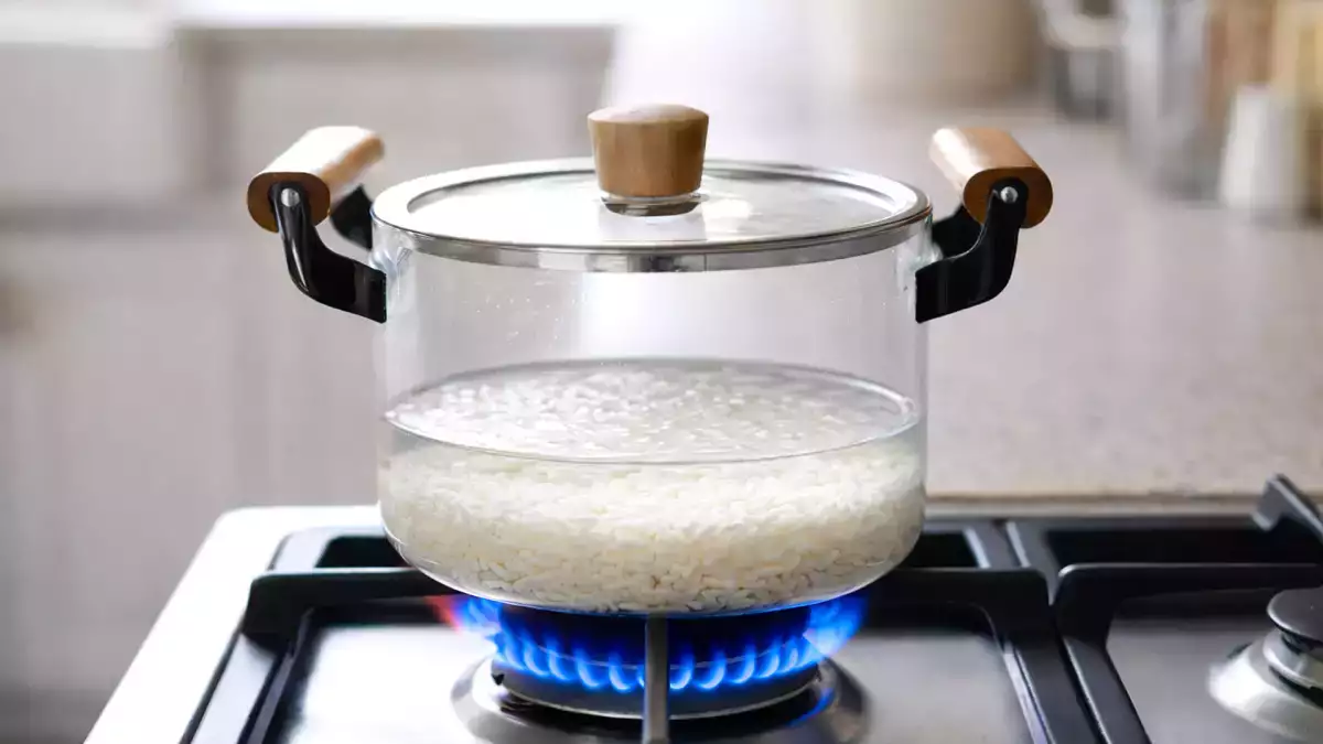 Ni vam treba meriti vode: preprost trik za rahel riž, ki ga skoraj nihče ne uporablja