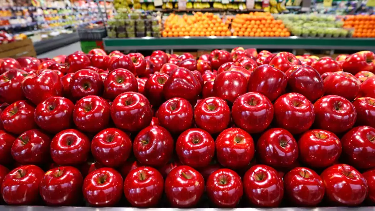 Ali zaupate svetlečim jabolkom iz supermarketa? V ozadju se skriva nekaj, za kar ve le malokdo