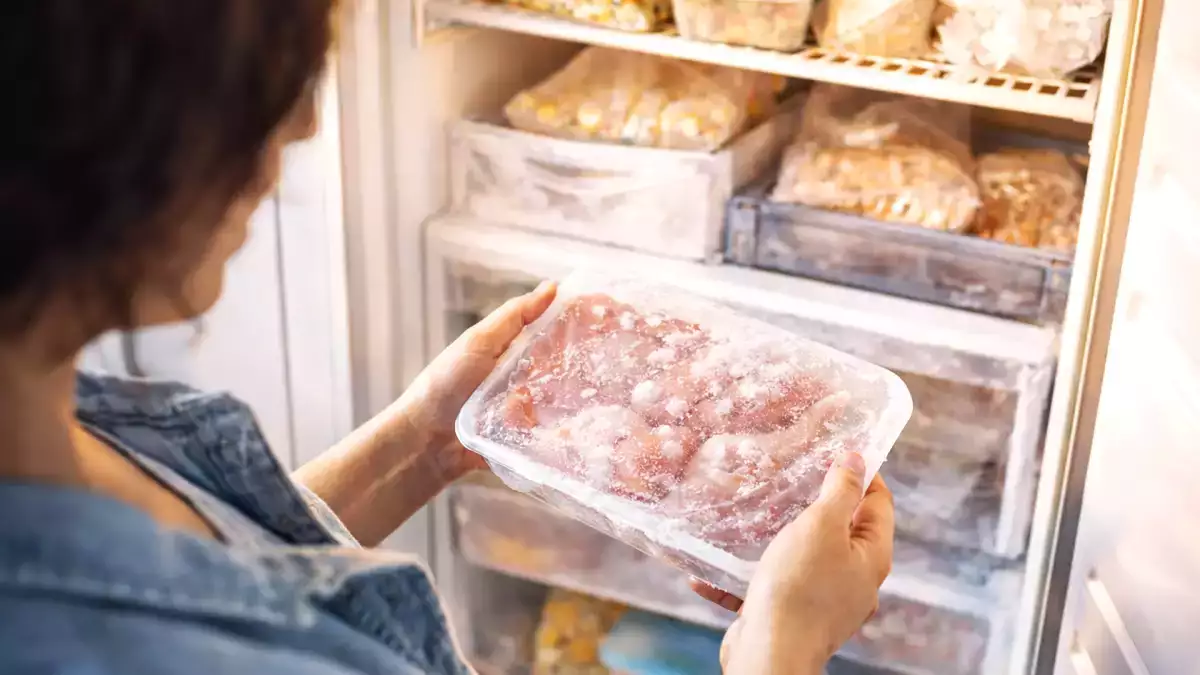 Ste pozabili odmrzniti? Ta preprost trik to popravi v nekaj minutah in prihrani vsak obrok.