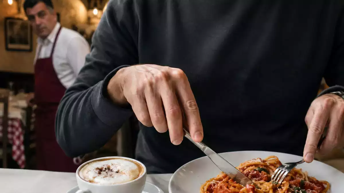 Česa ne smete početi s testeninami, kavo in pico, če je v bližini Italijan
