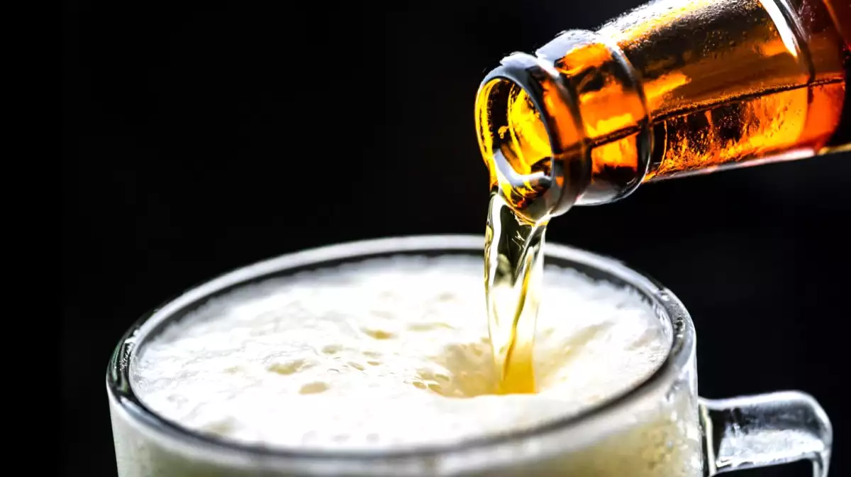 Zakaj se pivo manj peni, če kozarec nagnete?