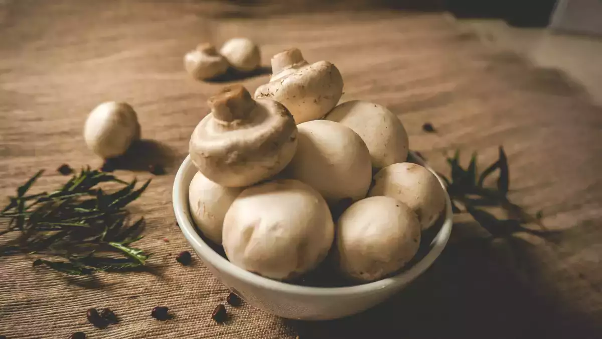 Ali je treba šampinjone pred kuhanjem olupiti?