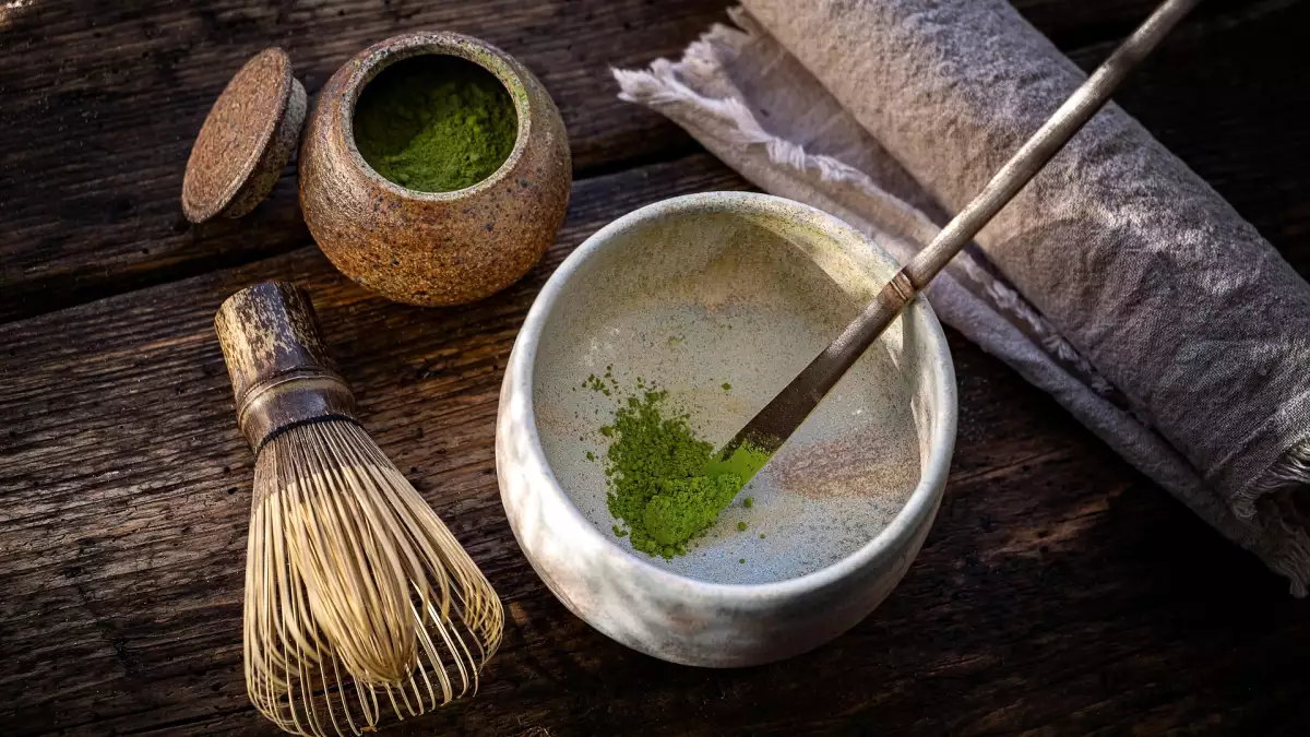 Je vaš matcha latte preveč grenak ali poln grudic? Kako ga vsakič pripraviti gladkega in kremastega