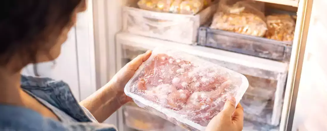 Ste pozabili odmrzniti? Ta preprost trik to popravi v nekaj minutah in prihrani vsak obrok.
