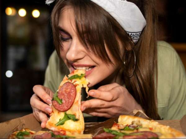 Pozabite na jedilni pribor: znanstvena dognanja o prehranjevanju z rokami vas bodo osupnila