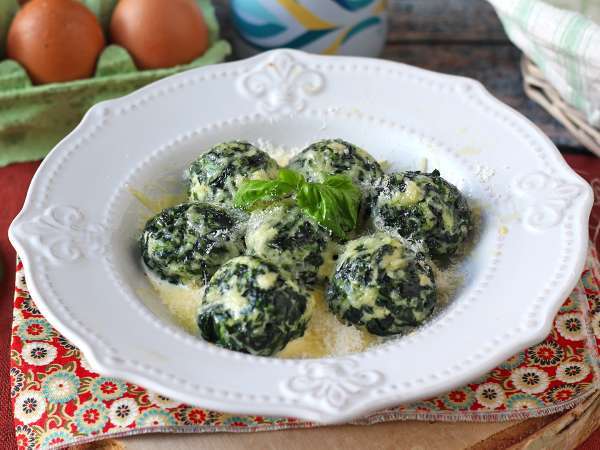 12 pečenih prazničnih jedi, ki jih je enostavno pripraviti vnaprej (in so vedno videti odlično na mizi)