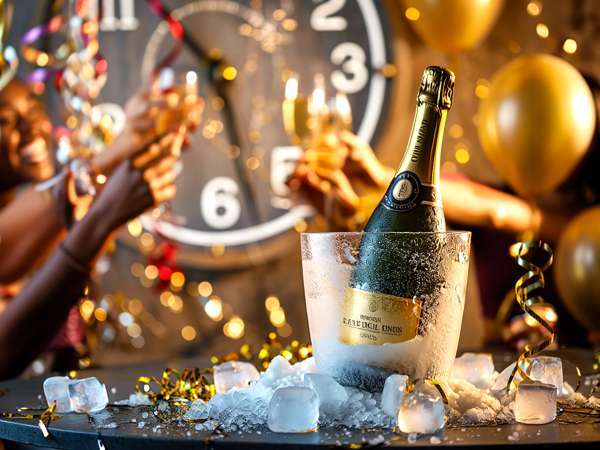 Ohlajanje penečega vina v 15 minutah se zdi nemogoče, dokler ne preizkusite tega trika v zadnjem trenutku in rešite silvestrovanje.