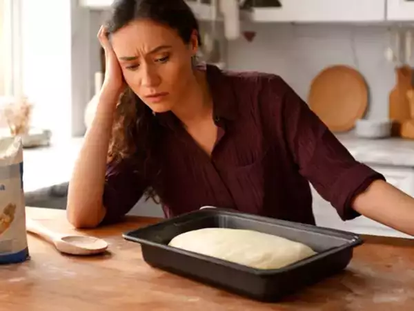 Zakaj moje testo za kruh na hladnem ne vzhaja (in 5 preprostih trikov, ki delujejo)