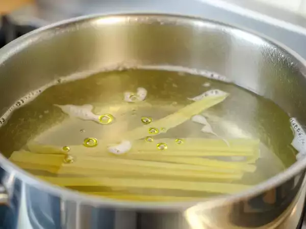 Zakaj ne bi smeli dati olja v vodo za testenine?