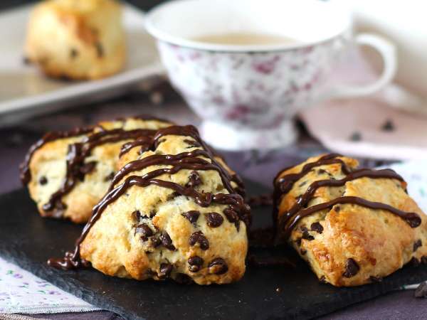 4 angleške sladkarije, ki spremljajo čaj ob petih in potujejo naravnost v Anglijo