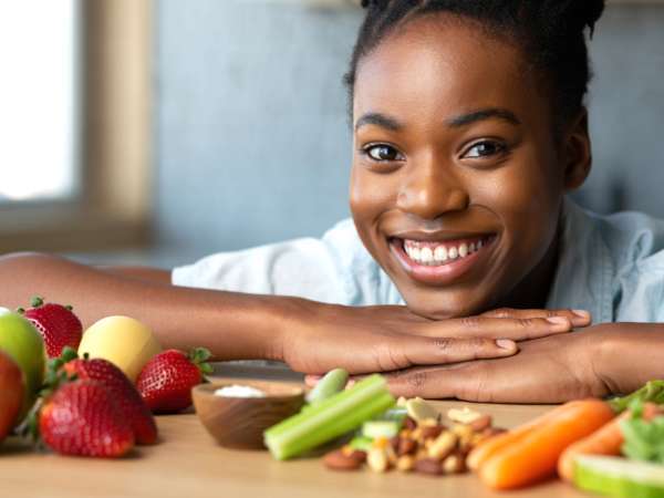 10 živil za bolj bele zobe: kaj zares jesti
