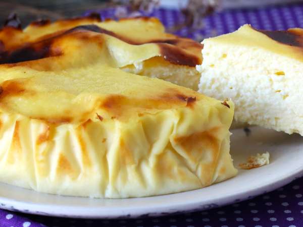 Zdravi cheesecake v zračnem cvrtniku. Sladka želja, v kateri lahko uživate brez težav.