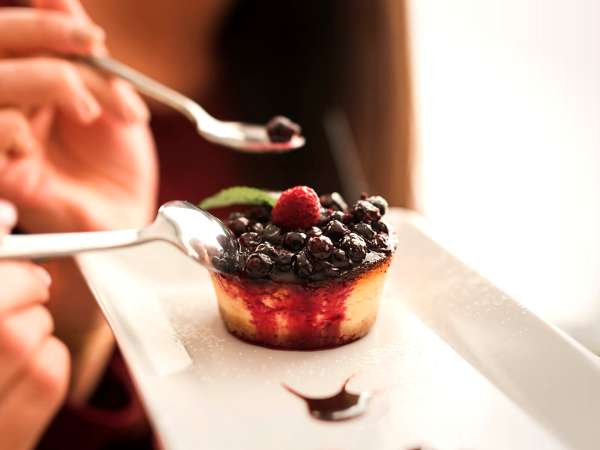 Sladica je enaka. Občutek pa ne: ali ste vedeli, da lahko jedilni pribor spremeni okus?