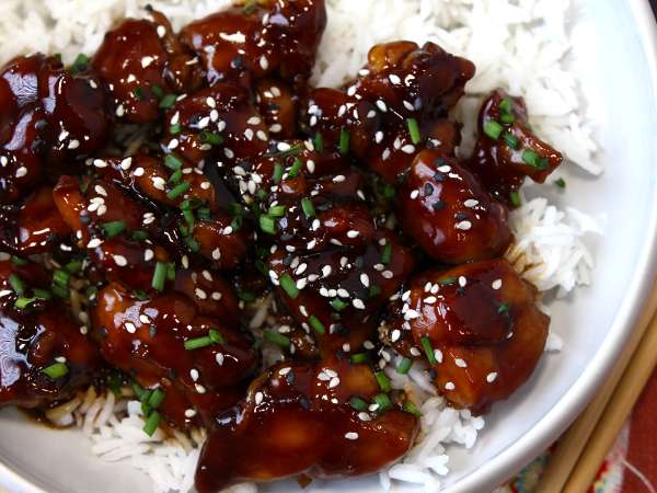 Če sojino omako uporabljate le za jakisobo, vam bo teh 33 receptov obrnilo glavo (in vaš tedenski jedilnik).