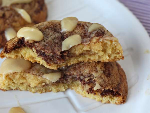 Okus cimetovih zvitkov v seriji piškotov? Ta kombinacija je preveč dobra, da bi jo prezrli