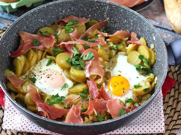 Zbogom pečica: 14 neverjetnih receptov iz ponve, ki dokazujejo, da lahko dobro kuhate z veliko manj truda