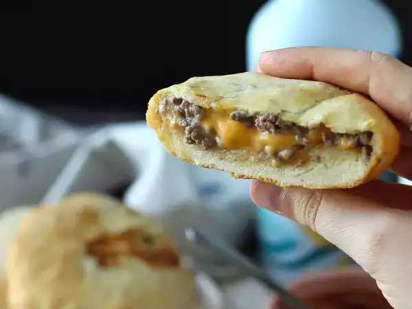 Teh 10 receptov s topljenim sirom, zaradi katerih so vsi nori (in kmalu boste razumeli, zakaj).